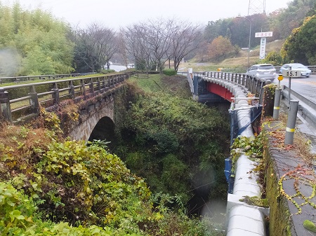 めがね橋（王子橋）、右は国道９号線 田辺朔郎博士が水路閣を作る前にテストで造った橋