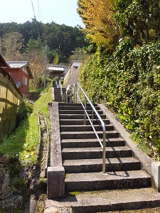 如城寺に続く階段