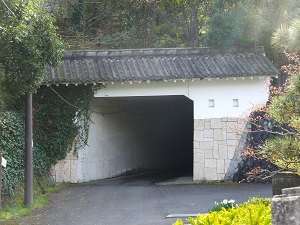 登山口に向かう道の大手門に似せたトンネル （上は京都縦貫道）
