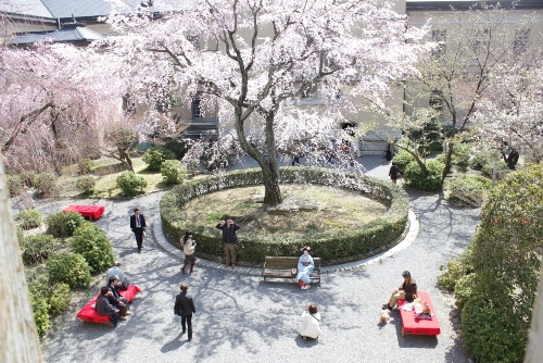 1864-12.4.8祇園枝垂桜の周りの人々.jpg
