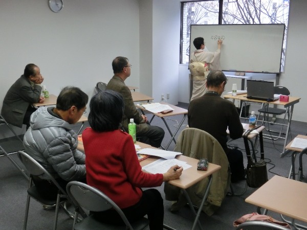 3302-13.2.21白板に書きながら講習広瀬さんと教室全体風景.jpg