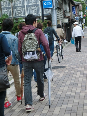 895-田村さんと安先生の後を学生が歩く.JPG