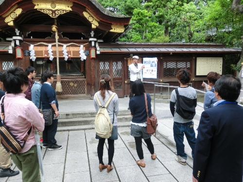 896-護王神社で学生に説明する田村さん.JPG