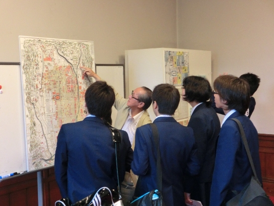 904-古地図を説明する理事長.JPG