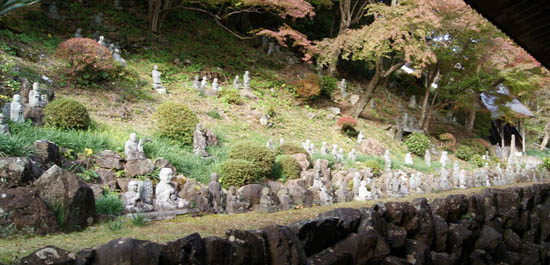羅漢の庭に置かれた様々な五百羅漢像