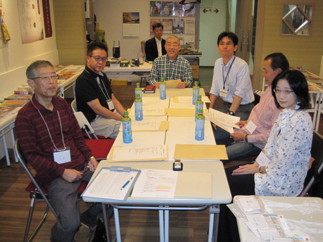 第１回東京支部オリエンテーションに参加された会員　中央が西野嘉一理事