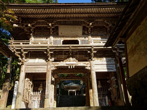 横蔵寺 仁王門は江戸時代初期に完成( 和様、二重、三間二間、檜皮葺、楼門)