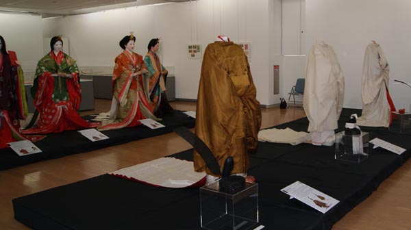 展示されている男性と女性の装束(京都市美術館別館1階）