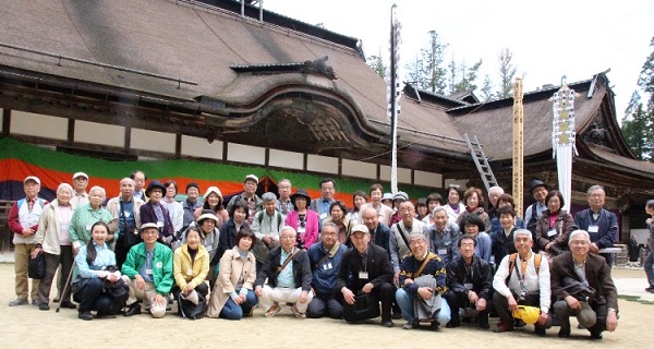 １５．４．２２高野山研修旅行集合写真-b