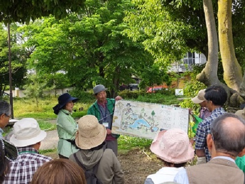 玄武公園にて、西田会員より擁翠園の説明