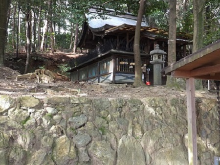 飯田城名残の石垣と本殿