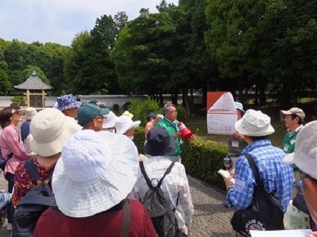 深草十二帝陵（北朝）前にて武富会員