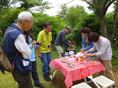 さー食事の準備です　天気も良くなってきました