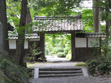 龍潭寺山門、撮影の時は屋根の樋は外されるそうだ