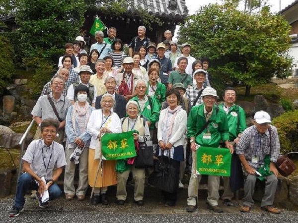 海宝寺山門前にて記念写真