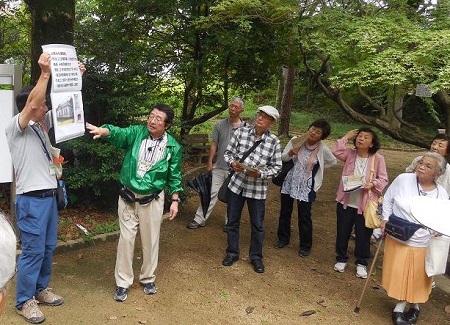 京都教育大学資料館前にて同大学等の跡地の説明（森支部長）