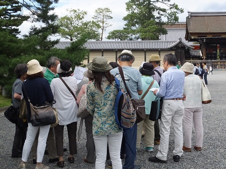 建礼門前にて（武富部長）