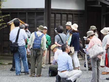 堺町御門前にて(多賀会員)