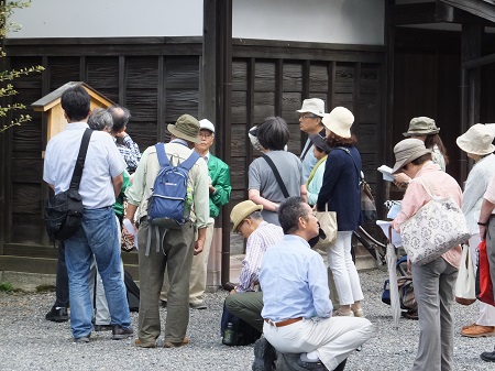 堺町御門前にて（多賀会員）