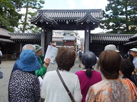 締めくくりは堺町御門前にて高麗門の説明(福井会員)