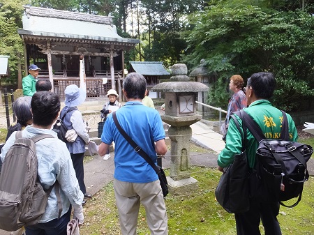 萱尾神社の珍しい織部灯篭前にて松若会員より説明