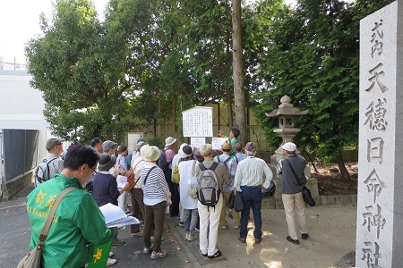 天穂日命神社参道前にて奥本会員より説明