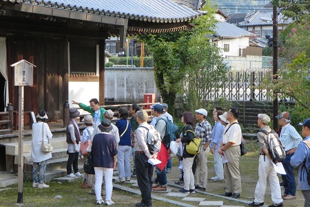 薬師堂前にて伊藤会員よる説明