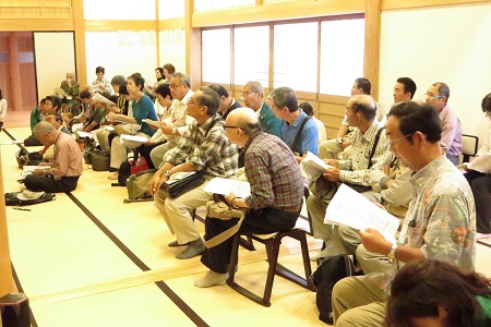 恵福寺にて光城住職のお話を熱心に聴きいる会員の皆様