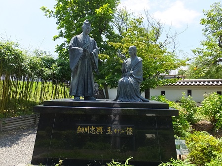 忠興と玉の銅像(公園内)