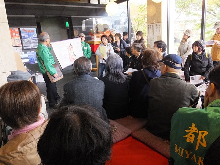 城内にて玉(ガラシャ)を熱く語る西田会員