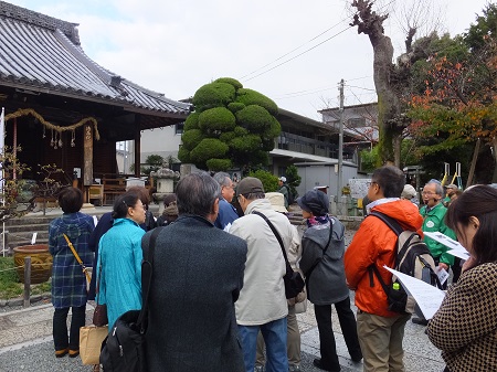 勝龍寺にて久世会員の説明