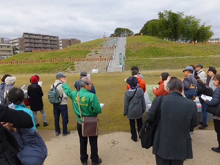 恵解山(いげやま)古墳にて久世会員の解説