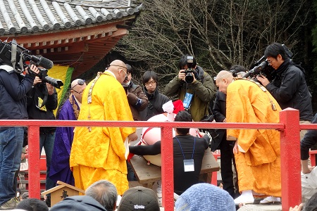 当日行われた五大力尊仁王会の餅上げ（男子の部）