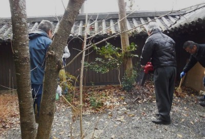 境内の清掃風景