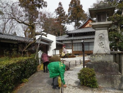 鏡池横の清掃風景