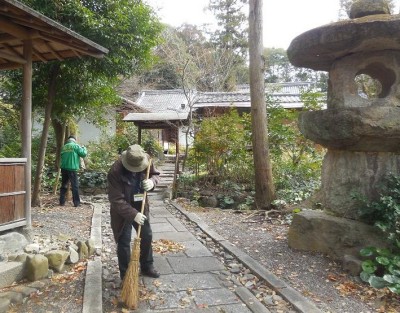 庭園内の東屋前の清掃風景