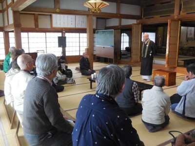 本堂内での法話風景