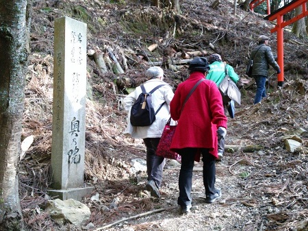 岩屋寺から参道を歩いて磐座（奥の院）へ