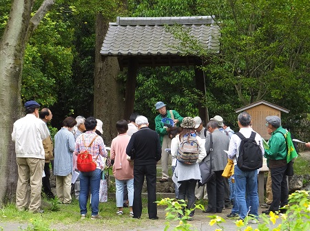 縣井前にて（福井会員）