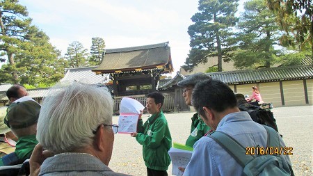 朔平門をバックに（広瀬副部長）