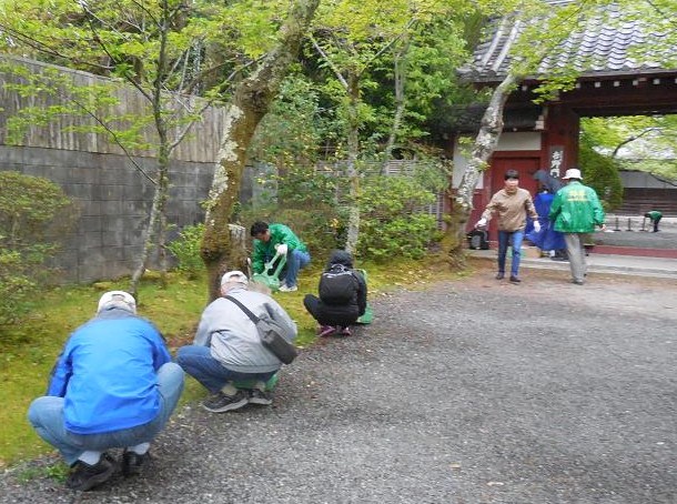 参道での清掃風景（１）