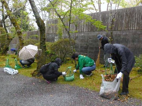 参道での清掃風景（２）