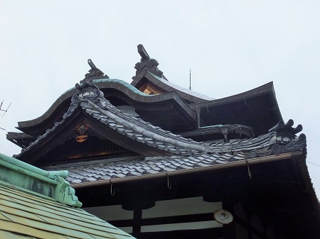 唐破風・入母屋・虹梁で組まれた珍しい屋根