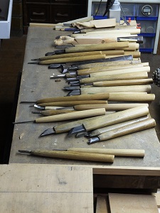 お仕事に使用される多様な彫刻刀