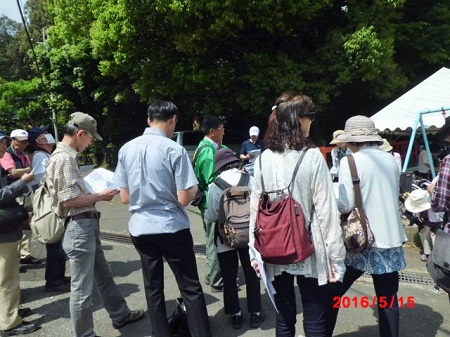 大田神社前にて(酒井部長)