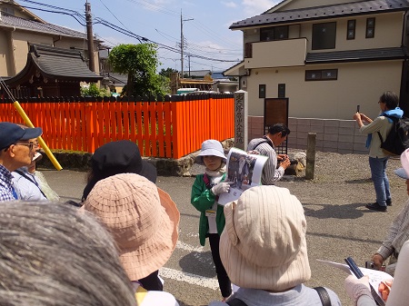 後ろの福徳社・北大路魯山人宅跡の案内（田中会員）