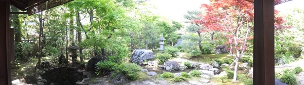 オプションの西村家住宅のお庭 （正面奥に御神体の神山を模した降臨石、左下に神官が身を清めた禊の井戸）