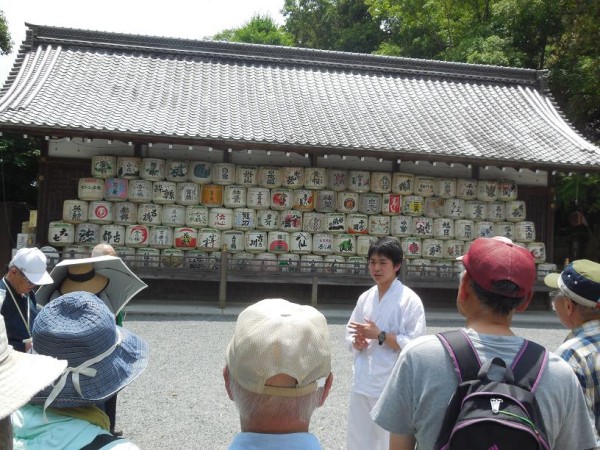 神輿庫の酒樽前