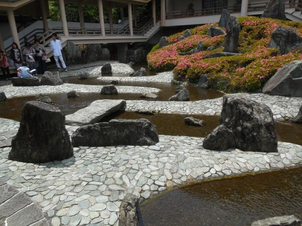 平安風の「曲水の庭」