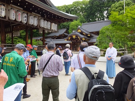 今宮神社境内にて大森禰宜より案内